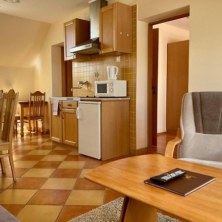 Komárom Het Vezer Apartmanhotel المظهر الخارجي الصورة