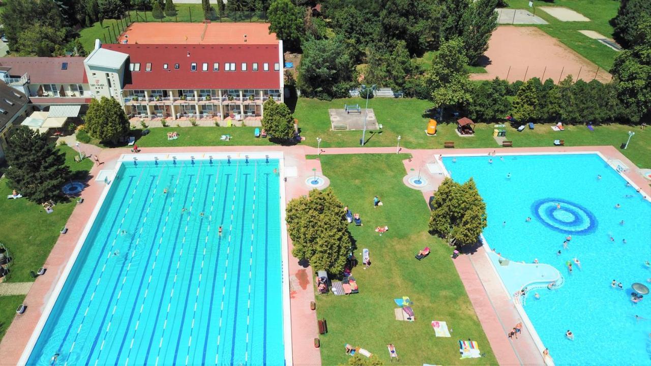Komárom Het Vezer Apartmanhotel المظهر الخارجي الصورة
