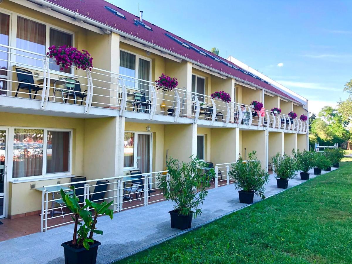 Komárom Het Vezer Apartmanhotel المظهر الخارجي الصورة