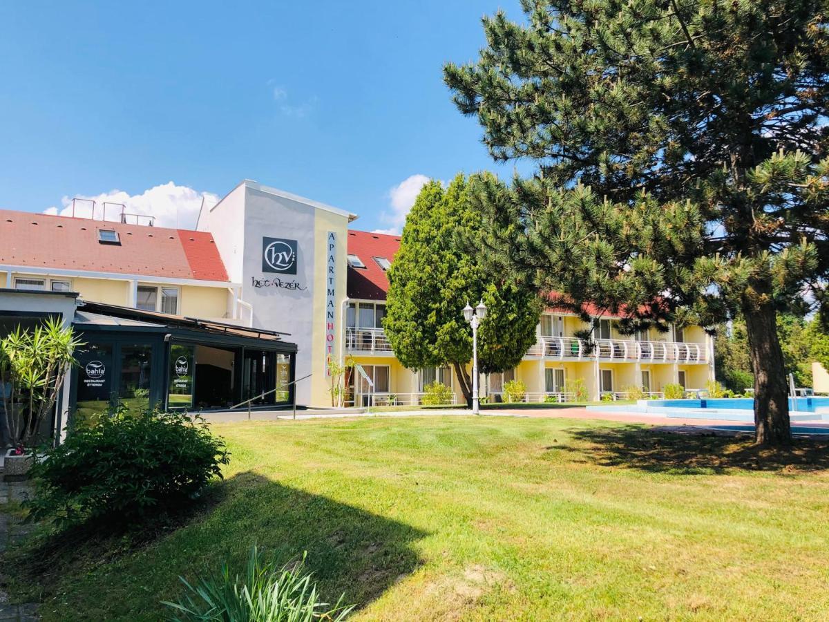 Komárom Het Vezer Apartmanhotel المظهر الخارجي الصورة