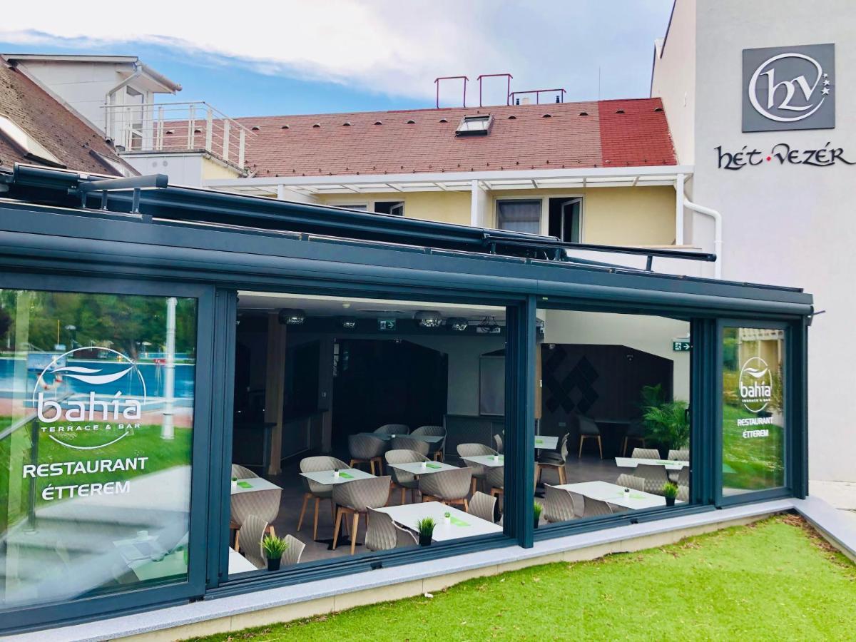 Komárom Het Vezer Apartmanhotel المظهر الخارجي الصورة