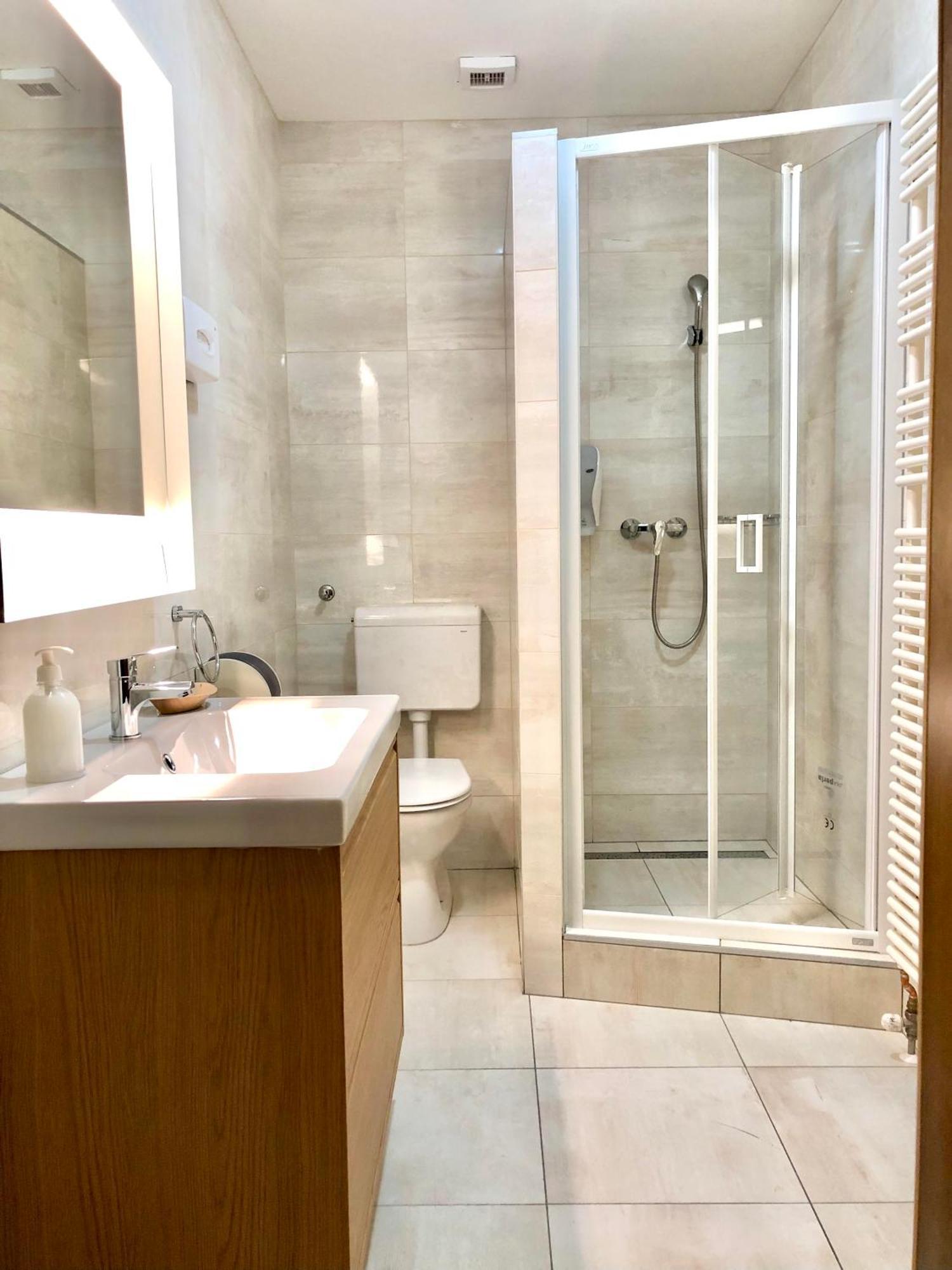 Komárom Het Vezer Apartmanhotel المظهر الخارجي الصورة