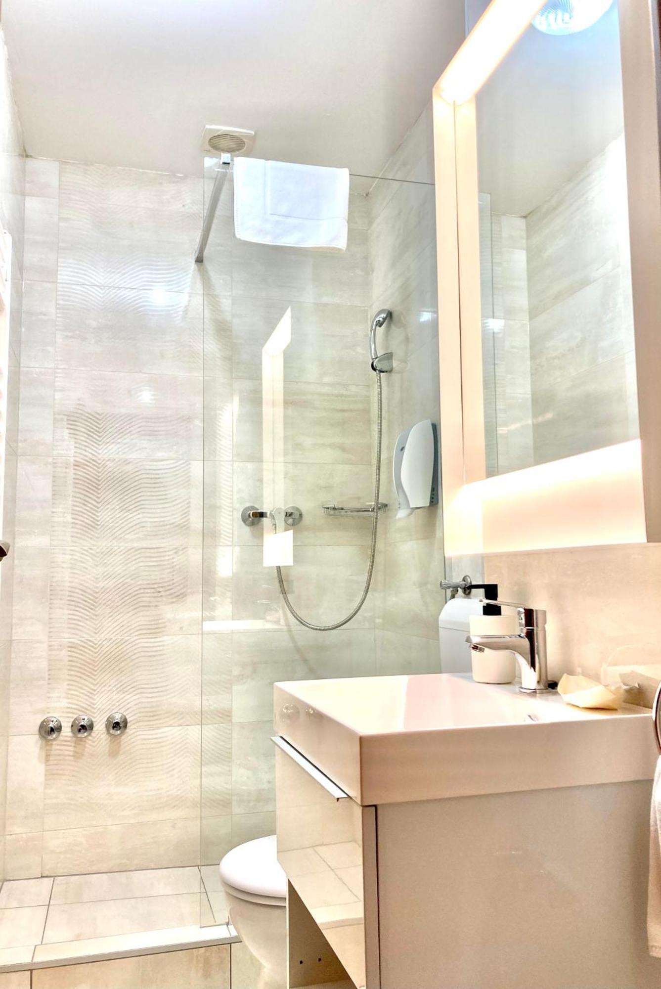 Komárom Het Vezer Apartmanhotel المظهر الخارجي الصورة