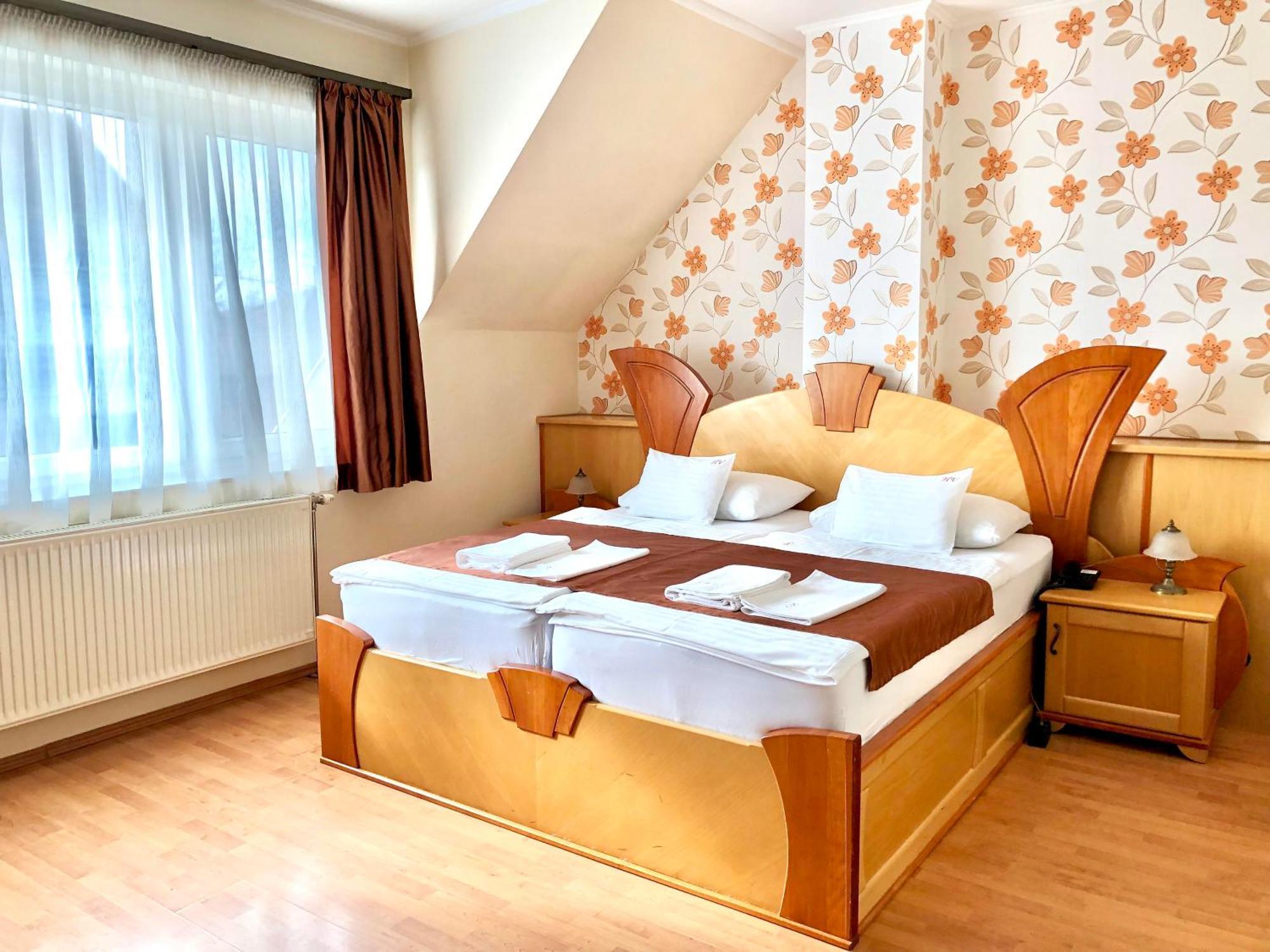 Komárom Het Vezer Apartmanhotel المظهر الخارجي الصورة