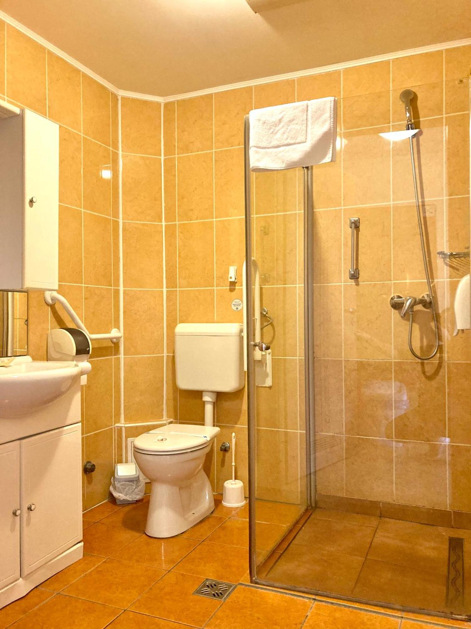 Komárom Het Vezer Apartmanhotel المظهر الخارجي الصورة