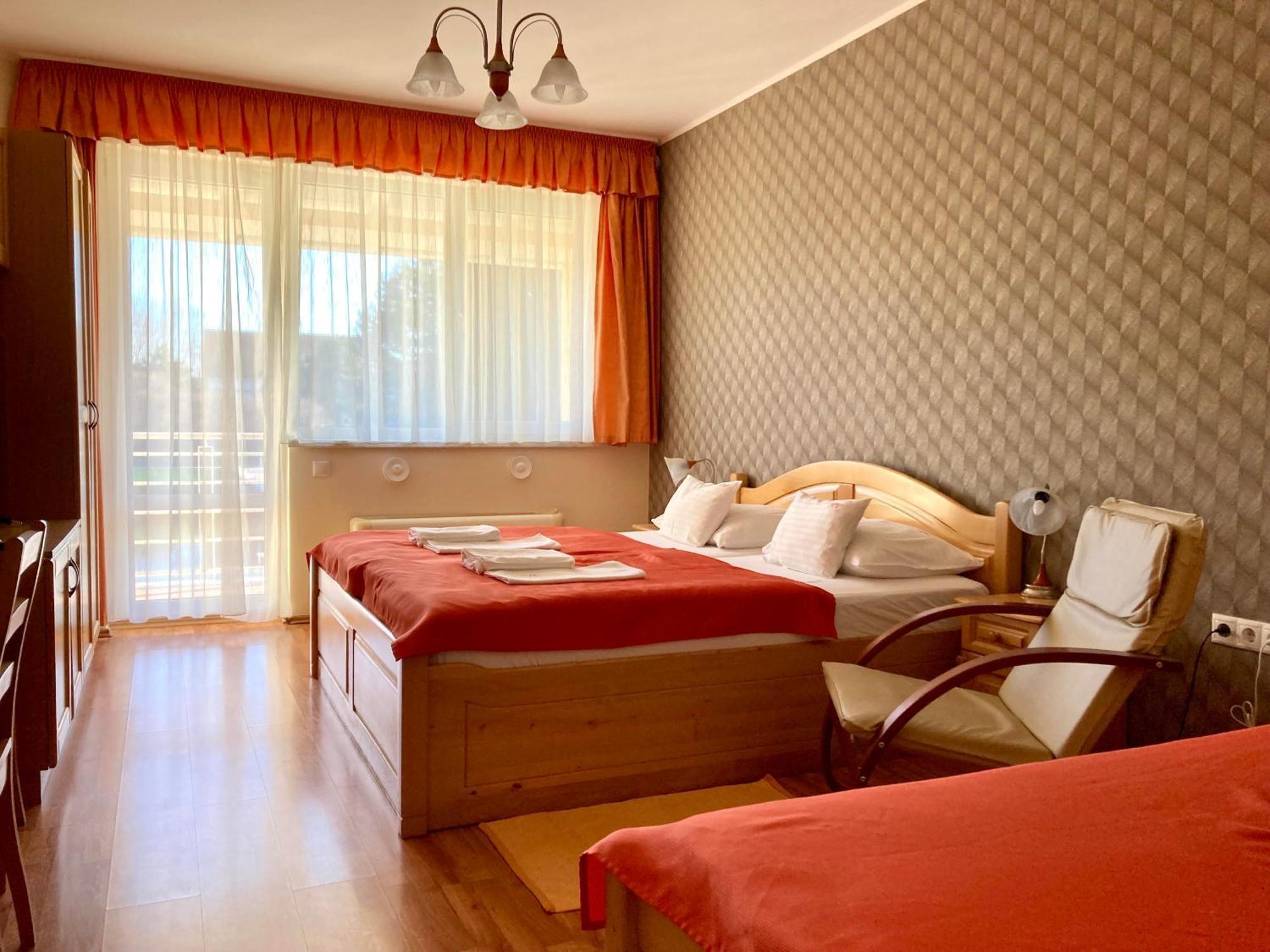 Komárom Het Vezer Apartmanhotel المظهر الخارجي الصورة