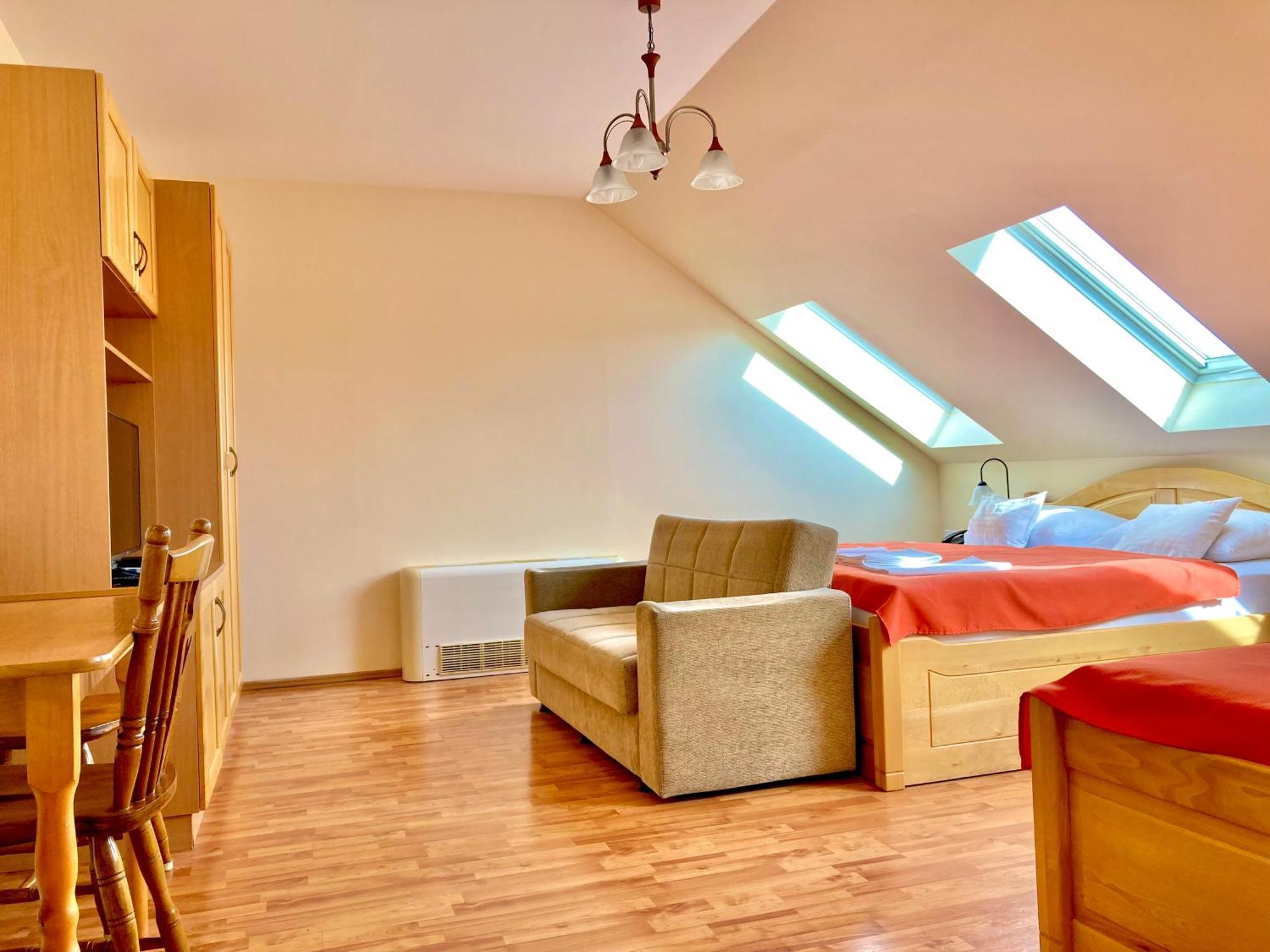 Komárom Het Vezer Apartmanhotel المظهر الخارجي الصورة
