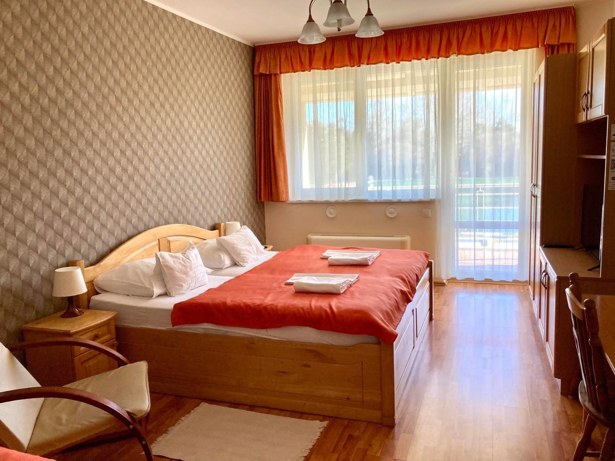 Komárom Het Vezer Apartmanhotel المظهر الخارجي الصورة