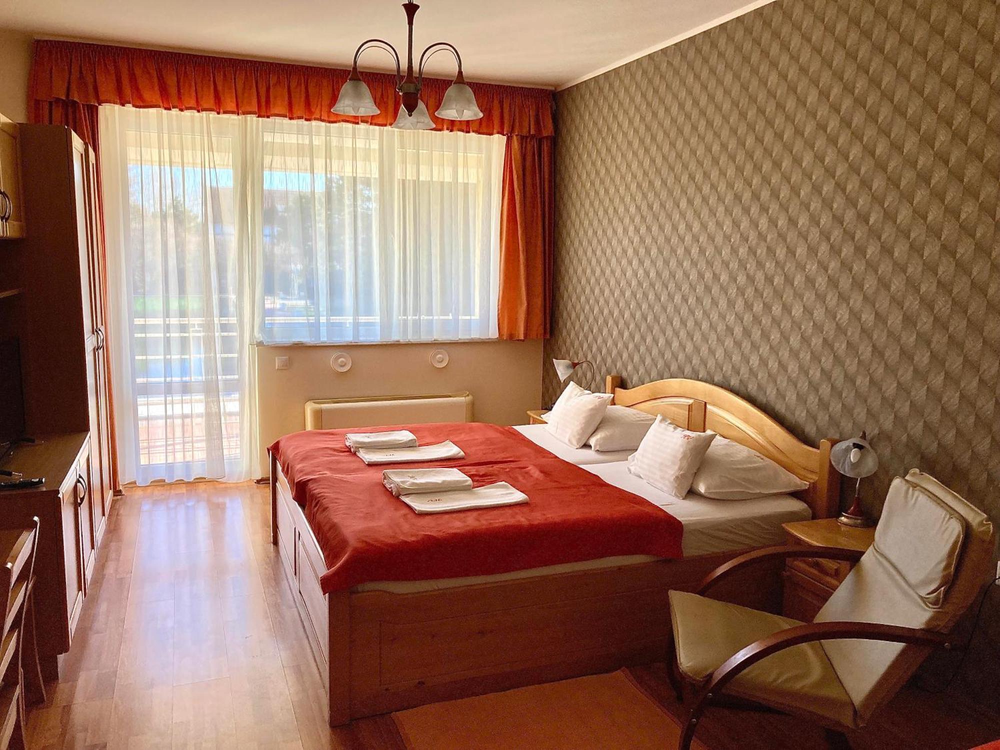 Komárom Het Vezer Apartmanhotel المظهر الخارجي الصورة
