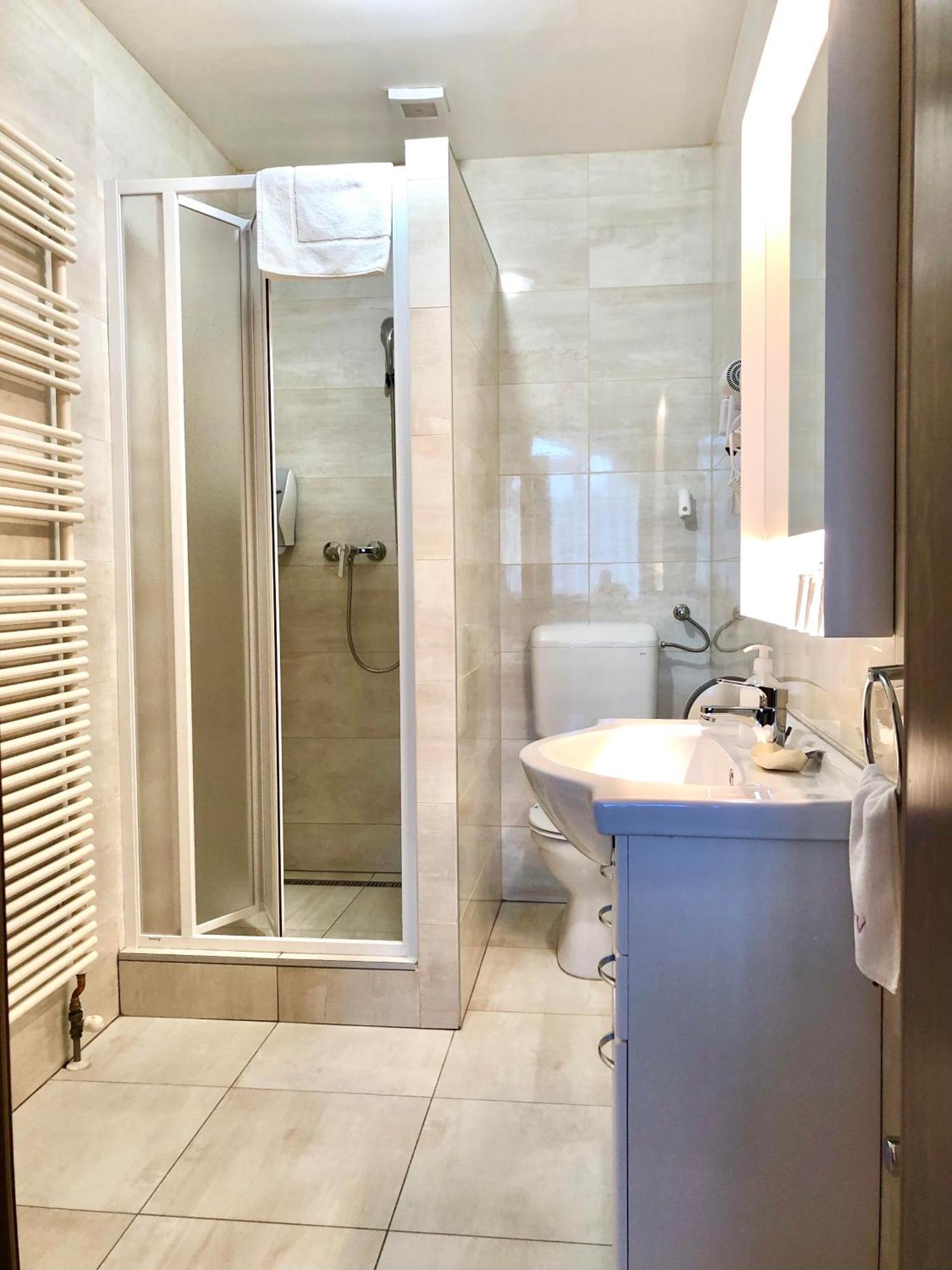 Komárom Het Vezer Apartmanhotel المظهر الخارجي الصورة