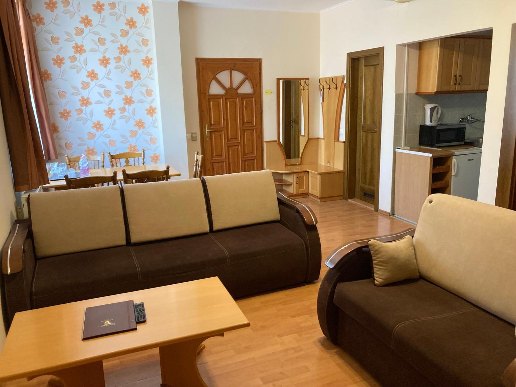 Komárom Het Vezer Apartmanhotel الغرفة الصورة