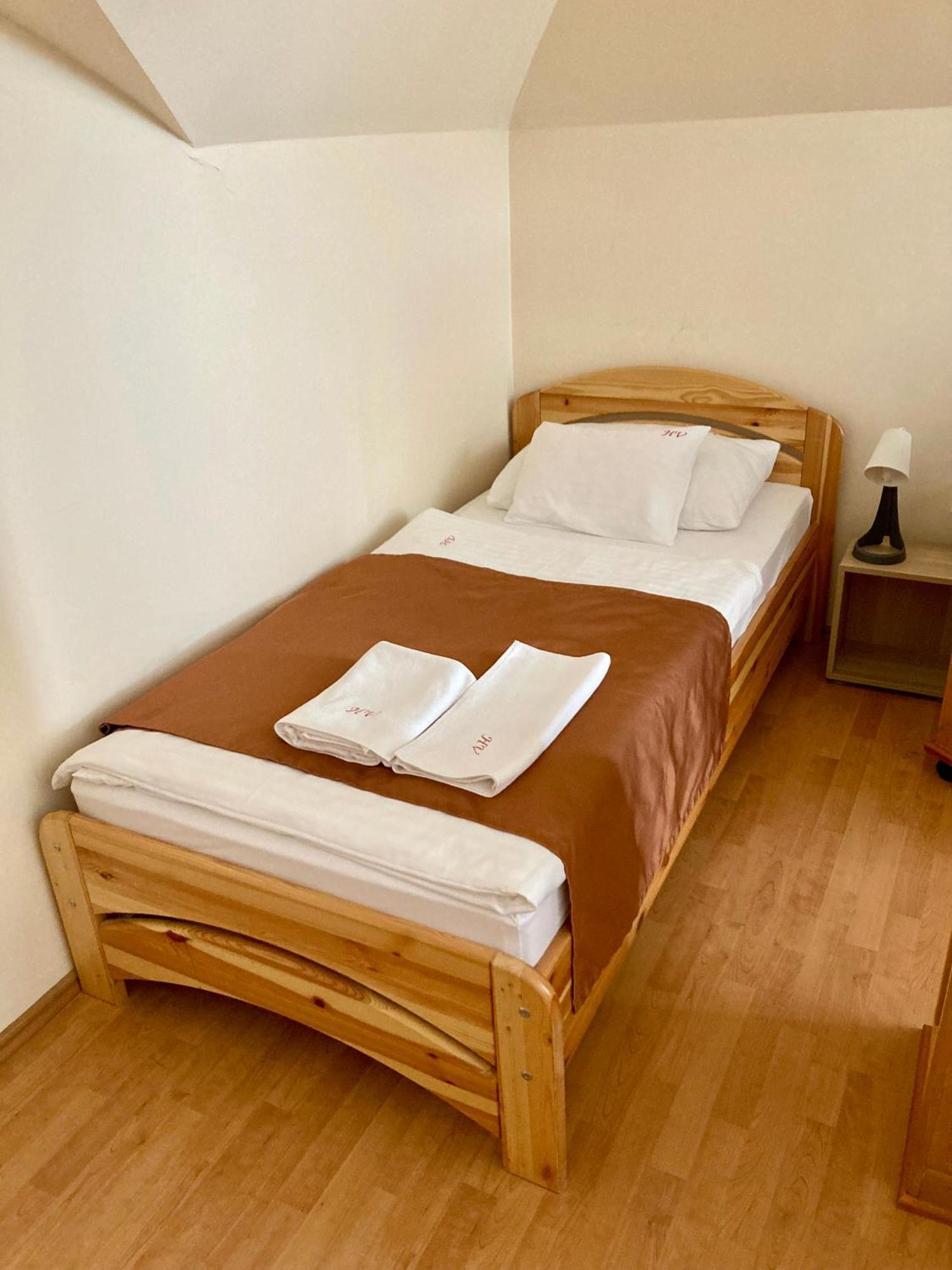 Komárom Het Vezer Apartmanhotel الغرفة الصورة