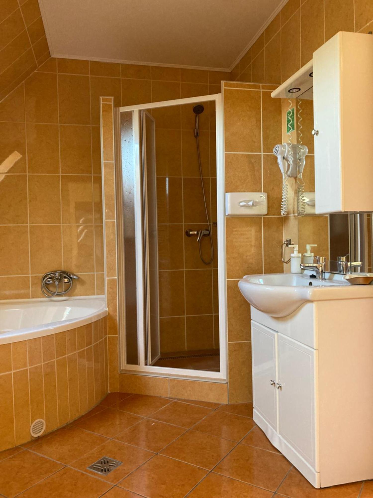 Komárom Het Vezer Apartmanhotel المظهر الخارجي الصورة