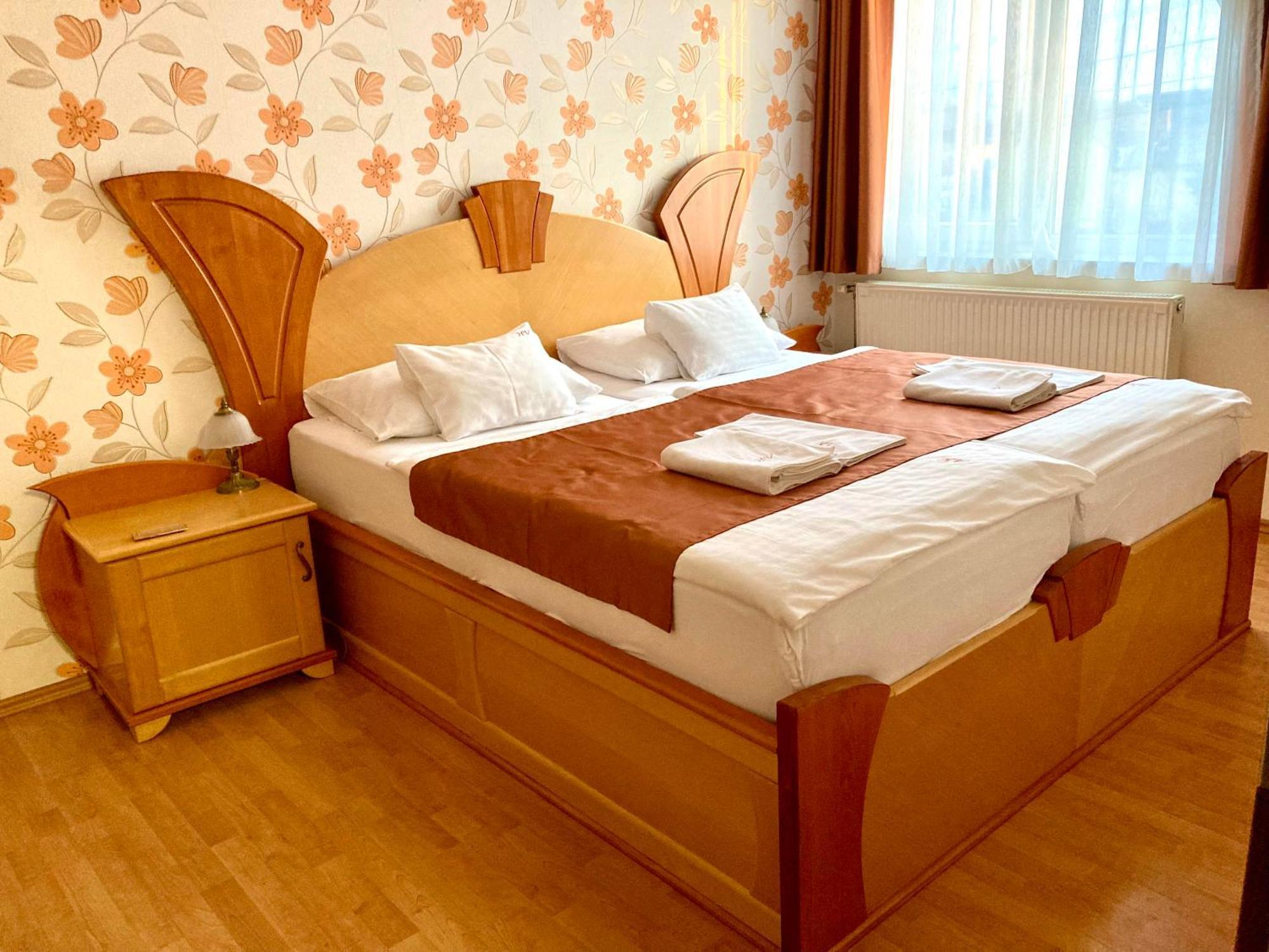 Komárom Het Vezer Apartmanhotel المظهر الخارجي الصورة