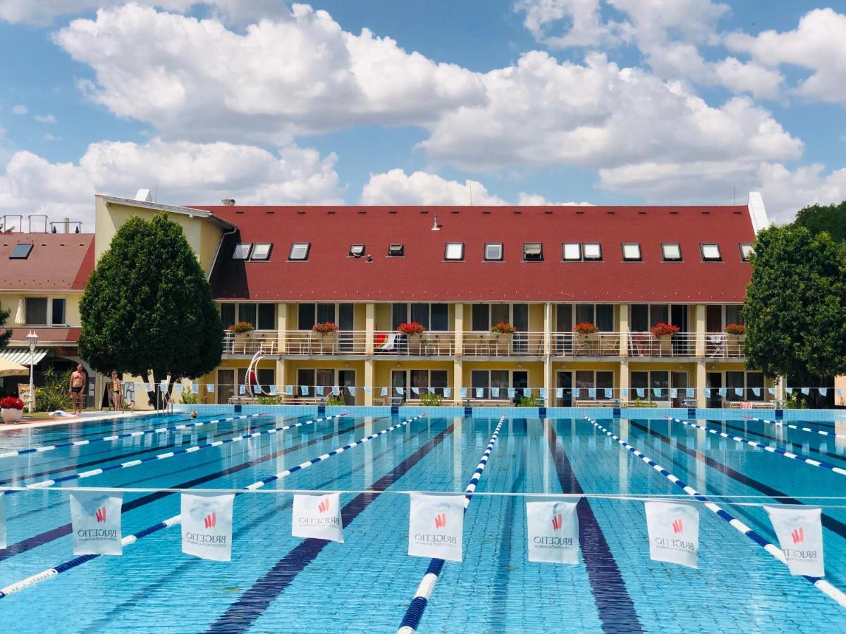 Komárom Het Vezer Apartmanhotel المظهر الخارجي الصورة